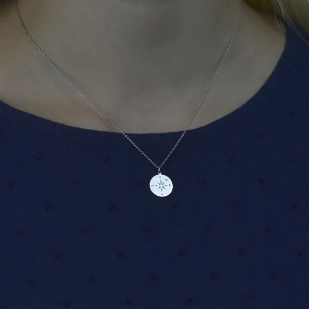 Stříbrný přívěsek s kompasem a diamantem nošený na krku, celkový pohled