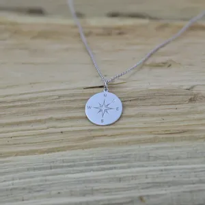 Detail stříbrného přívěsku s kompasem a diamantem na řetízku