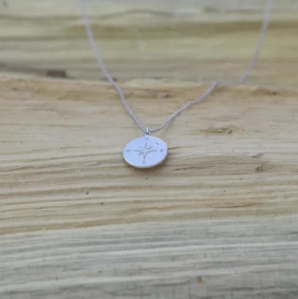 Stříbrný přívěsek s kompasem a diamantem na řetízku