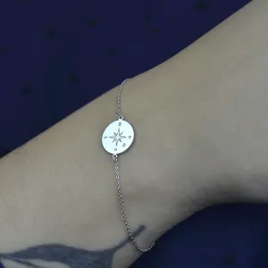 Stříbrný náramek s kompasem a diamantem na zápěstí