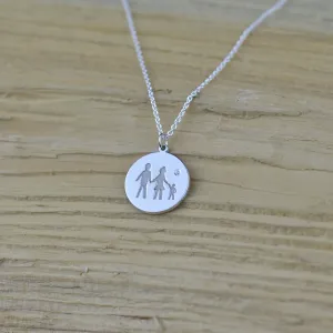 Zlatý přívěsek TORI s rytinou rodiny a diamantem na řetízku