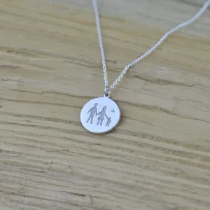 Zlatý přívěsek TORI s rytinou rodiny a diamantem, širší pohled