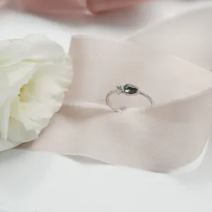 Šikmý pohled na zlatý prsten NANCY s diamantem salt and pepper