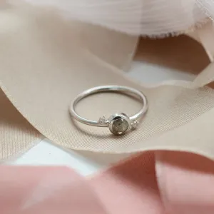 Zlatý prsten LAUREN s diamantem salt and pepper, celkový šikmý pohled