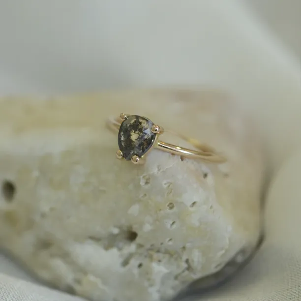 TERRI gold ring with salt and pepper diamond Image