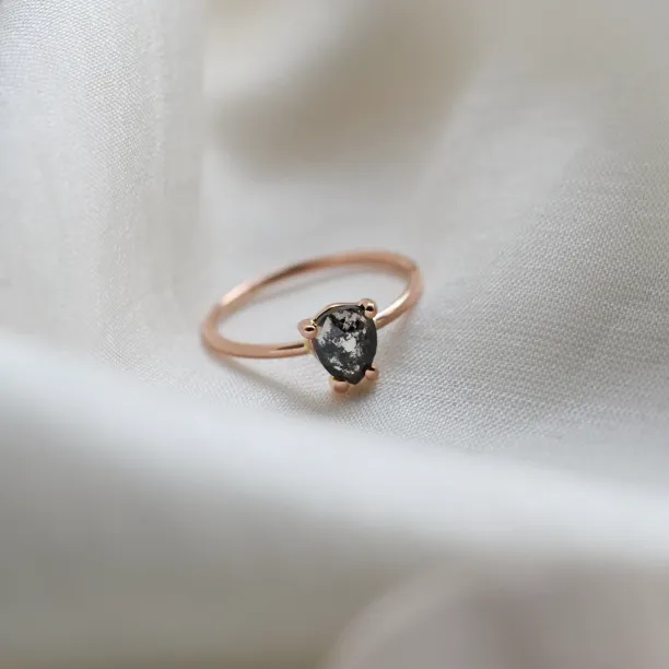 TERRI gold ring with salt and pepper diamond Image