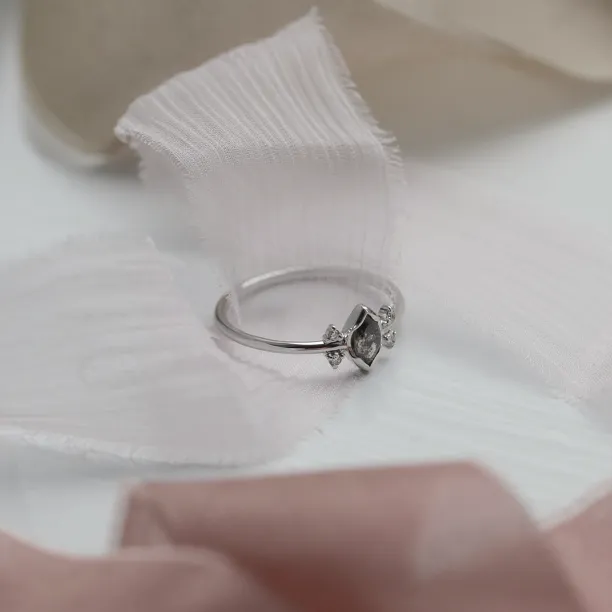 Gold ring with salt and pepper diamond 0.2ct SABI Image