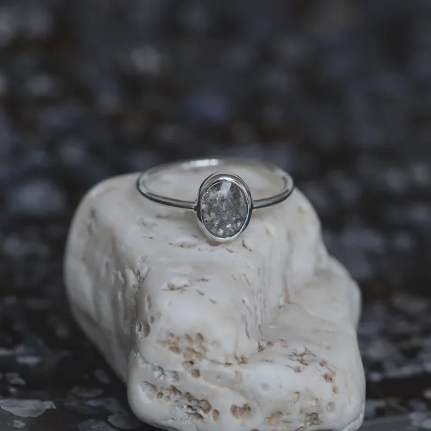 Zlatý prsten BONNIE s diamantem salt and pepper, detailní záběr