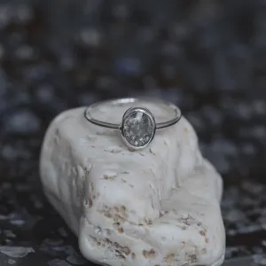 Zlatý prsten BONNIE s diamantem salt and pepper, detailní záběr