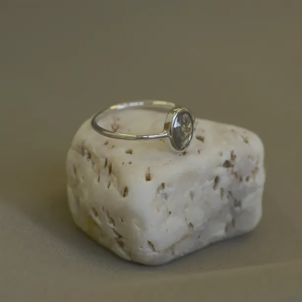 Šikmý boční pohled na zlatý prsten BONNIE s diamantem salt and pepper