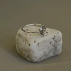 Šikmý boční pohled na zlatý prsten BONNIE s diamantem salt and pepper