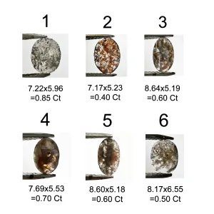 Výběr diamantů salt and pepper pro zlatý prsten BONNIE, zobrazený v pinzetě