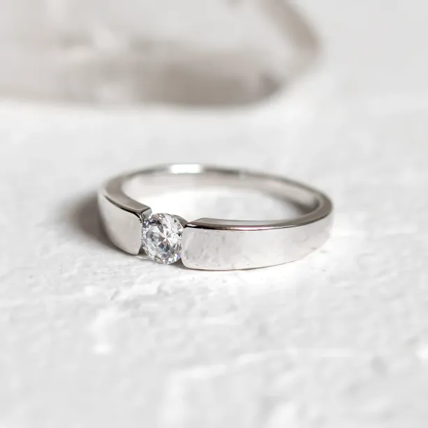 Platinum engagement ring with 0.25 ct diamond MOVIK Image