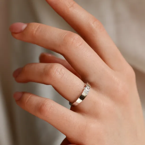 Platinum engagement ring with 0.25 ct diamond MOVIK Image