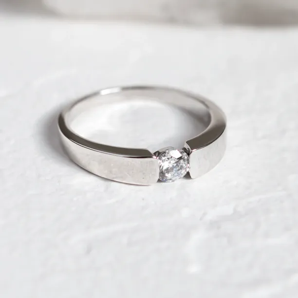 Platinum engagement ring with 0.25 ct diamond MOVIK Image