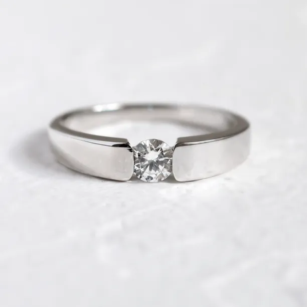 Platinum engagement ring with 0.25 ct diamond MOVIK Image