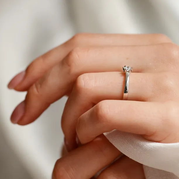 Platinový zásnubní prsten s diamantem  0.16ct FISKA Image