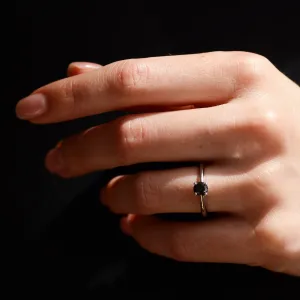 Platinový zásnubní prsten s černým diamantem FLORA