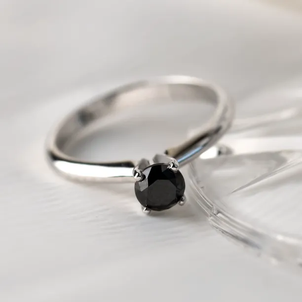 Platinový zásnubní prsten s černým diamantem FLORA Image