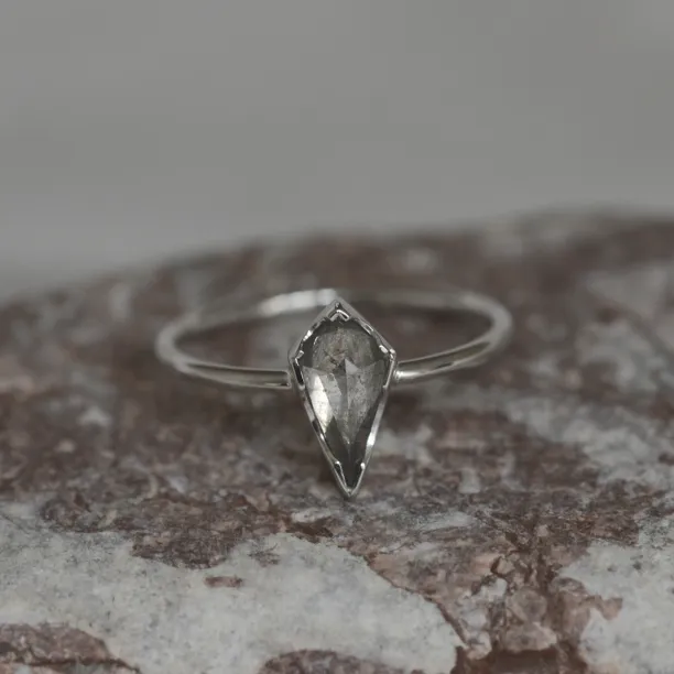 Zlatý prsten FREDA s diamantem salt and pepper v přímém pohledu