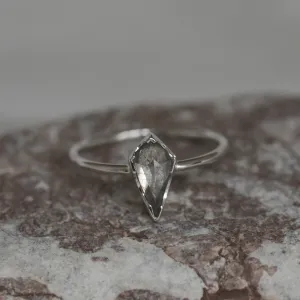 Zlatý prsten FREDA s diamantem salt and pepper v přímém pohledu
