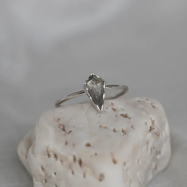 Šikmý pohled na zlatý prsten FREDA s diamantem salt and pepper