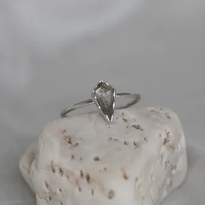 Šikmý pohled na zlatý prsten FREDA s diamantem salt and pepper