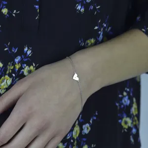 Stříbrný náramek CINDY s diamantovým srdíčkem na ruce