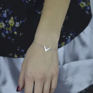 Stříbrný náramek ELLEN s diamantem a motivem jelena na zápěstí
