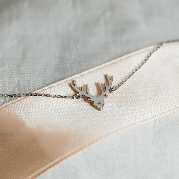 Šikmý detail diamantového motivu jelena na náramku ELLEN