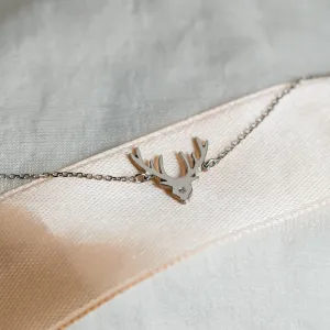 Šikmý detail diamantového motivu jelena na náramku ELLEN