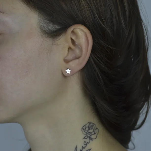 EMILY Gold earrings with a diamond Image