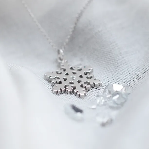 Detail zlatého přívěsku JANE ve tvaru vločky s diamantem