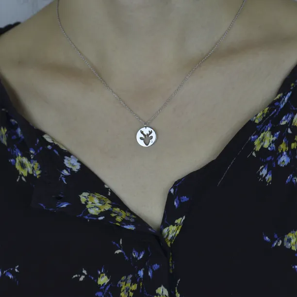Stříbrný přívěsek ANN s diamantem a motivem jelena na krku
