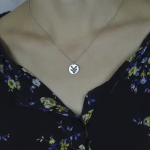 Stříbrný přívěsek ANN s diamantem a motivem jelena na krku