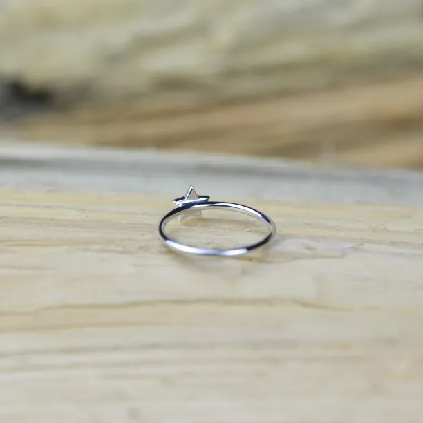 BETTY Silver ring with a diamond Image