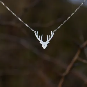 Detail stříbrného jeleního přívěsku s diamantem na náhrdelníku ELIANA