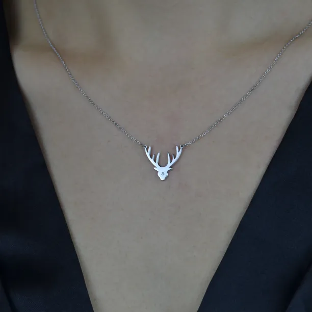 Zlatý náhrdelník ELIANA s diamantem, nošený na krku
