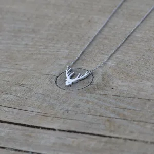 Šikmý pohled na zlatý náhrdelník s diamantovým přívěskem jelena