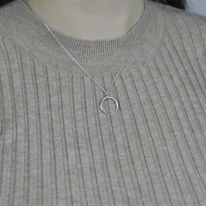 Zlatý náhrdelník ANEBY ve tvaru půlměsíce na krku