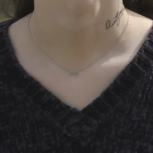 Stříbrný náhrdelník s půlměsícem VITKE na krku