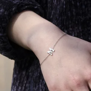 Stříbrný náramek KALIN s písmenkem M a diamantem na ruce