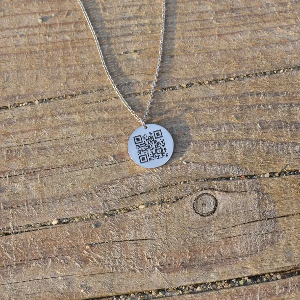 Stříbrný přívěsek EVA s vyrytým zašifrovaným QR-kódem na řetízku