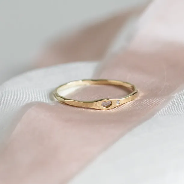 Minimalistický zlatý prsten s diamantem a gravírem VENI Image