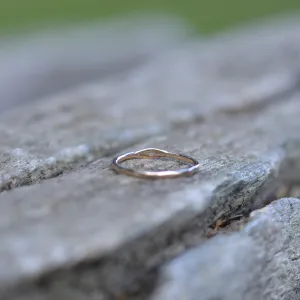 Minimalistický zlatý prsten s diamantem a gravírem VENI Thumbnail
