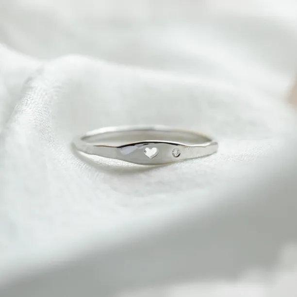 Minimalistický zlatý prsten s diamantem a gravírem VENI Image