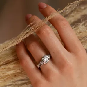Vintage prsten SOLA s moissanitem a diamanty na ruce