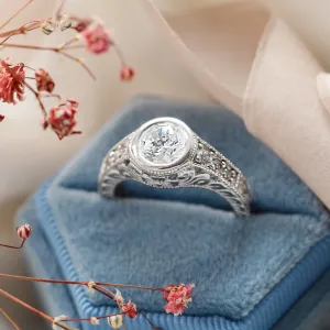 Detail moissanitu a diamantů na vintage prstenu SOLA