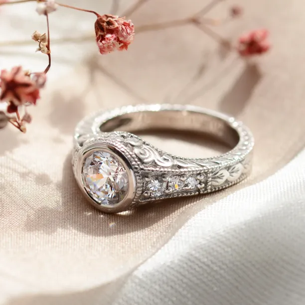 Vintage prsten SOLA z bílého zlata s moissanitem a diamanty, detailní pohled