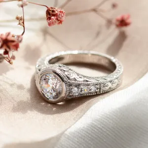 Vintage prsten SOLA z bílého zlata s moissanitem a diamanty, detailní pohled